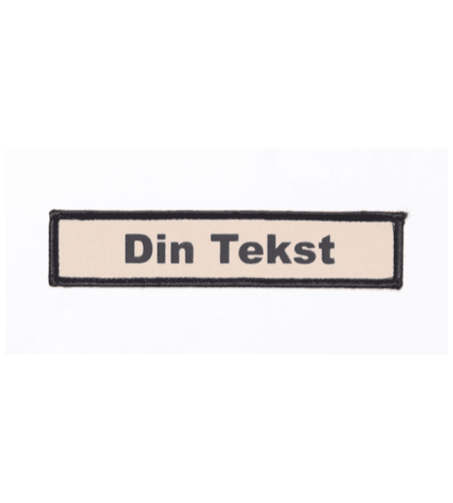 Navneskilt med velcro i sand med sort kant og teksten Din Tekst