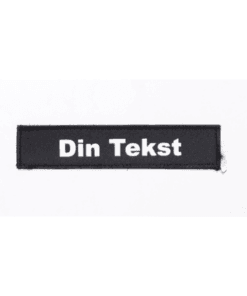 Navneskilt med velcro i sort med teksten Din Tekst